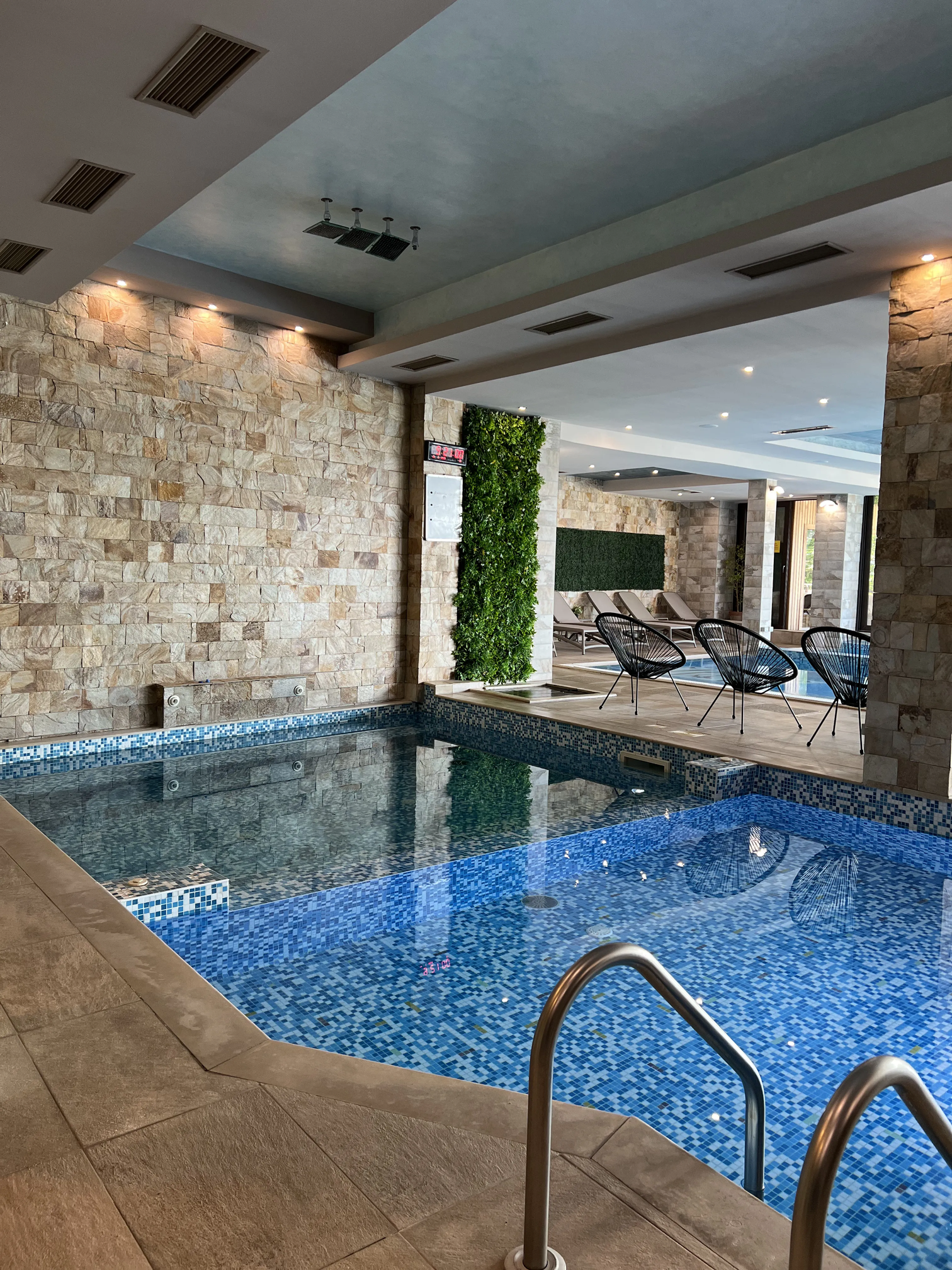 детски басейн и джакузи - вътрешни 1